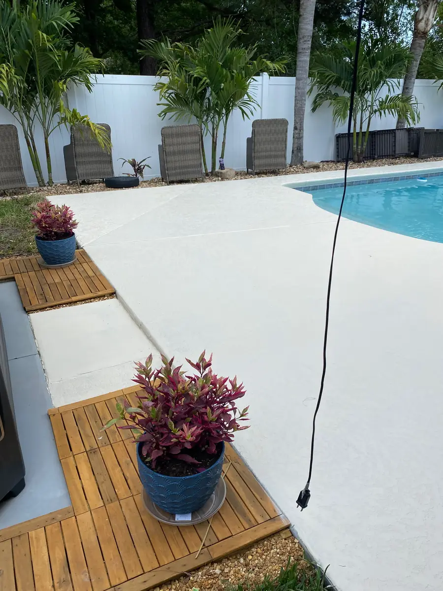 Modern Florida home with pristine concrete driveway